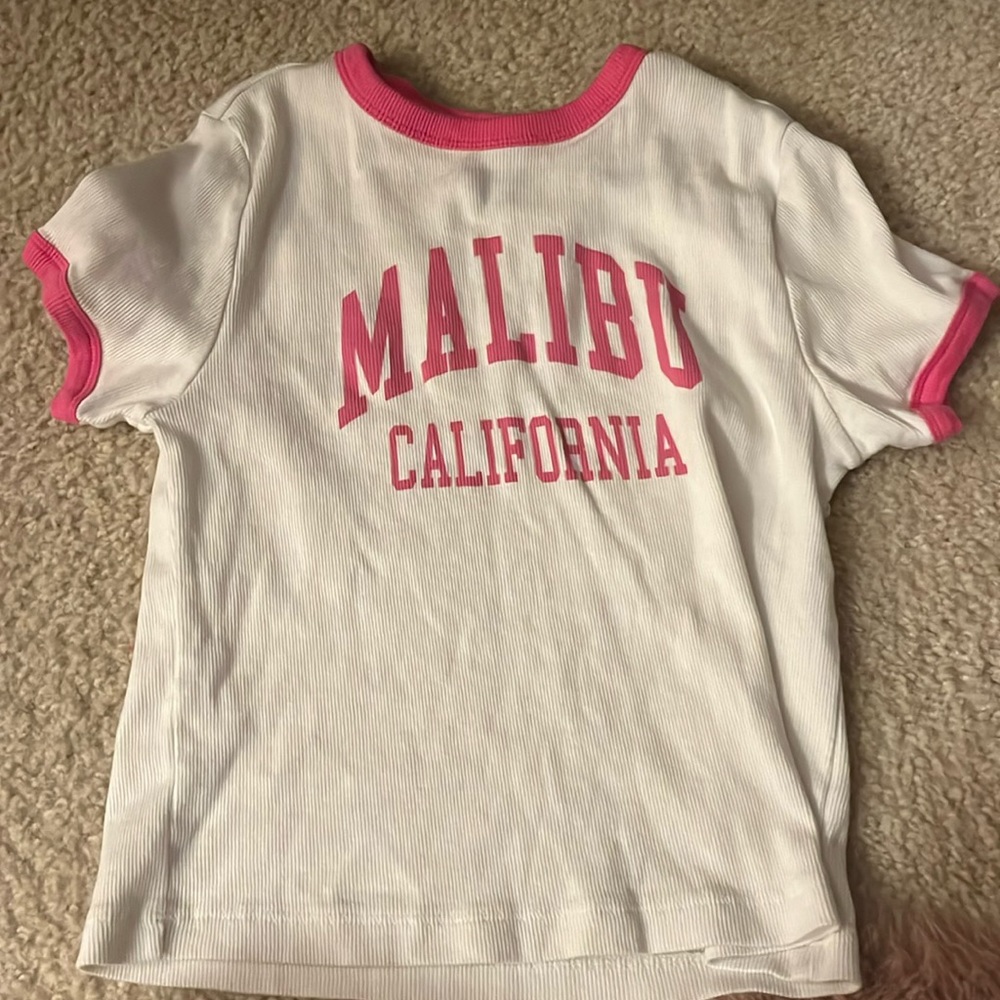 I accidentally listed this is woman it’s a kid shirt so it’s  a kids extra large